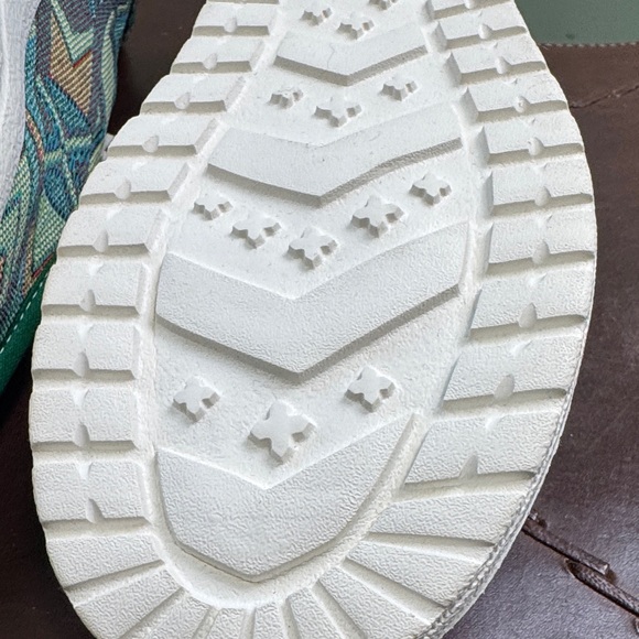 2 pair Aztec Patterned canvas Shoes 10 - Picture 15 of 15